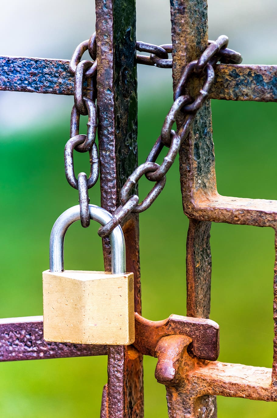 coixí de color coure, bloqueig, cadena, bloquejat, segur, seguretat, protecció, accés, clau, privadesa, cadenat, protegir, privat, porta, vell, tancat, lladre, metall, rovellat, cap gent, centrar-se en primer pla, primer pla, dia, penjant, tanca, resistent, barrera, límit, força, a l'aire lliure, ferro, 5K