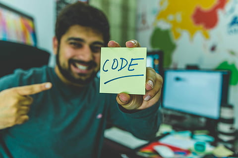 somrient, home, mostrant, enganxós, nota, il·lustració de codi, celebració, text de codi, programació, adult jove, emoció, homes, retrat, una persona, felicitat, home jove, roba casual, a l'interior, comunicació, centrar-se en primer pla, vista frontal, emoció positiva, adult, alegre, missatge, 5K, CC0, domini públic, lliure de regalies