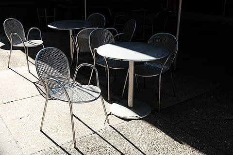 il giro, grigio, tavolo, sedia, ombra, bar, bianco e nero, design, minimo, nero, bianca, sfondo, strada, caffè, bistrot, monocromatico, vista stradale, posto a sedere, posti a sedere, assenza, vuoto, luce del sole, nessuno, marciapiede, metallo, giorno, architettura, natura, preparativi, mobilia, sentiero, all'aperto, pavimentazione, caffè del marciapiede, pavimentazione in pietra, 4K, CC0, dominio pubblico, privo di copyright