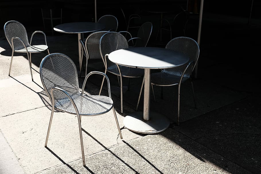 il giro, grigio, tavolo, sedia, ombra, bar, bianco e nero, design, minimo, nero, bianca, sfondo, strada, caffè, bistrot, monocromatico, vista stradale, posto a sedere, posti a sedere, assenza, vuoto, luce del sole, nessuno, marciapiede, metallo, giorno, architettura, natura, preparativi, mobilia, sentiero, all'aperto, pavimentazione, caffè del marciapiede, pavimentazione in pietra, 4K