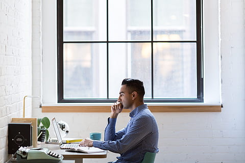 man, vervelend, blauw, overhemd, zittend, groen, stoel, laptop, code, programmering, computer, browser, Onderzoek, studie, notitieboekje, bedrijf, mensen, kantoor, venster, een persoon, tafel, meubilair, jonge volwassene, van je middel omhoog, binnenshuis, bureau, zijaanzicht, dag, werkend, volwassen, casual kleding, jonge mannen, technologie, echte mensen, overpeinzing, profielweergave, 4K, CC0, publiek domein, royaltyvrij