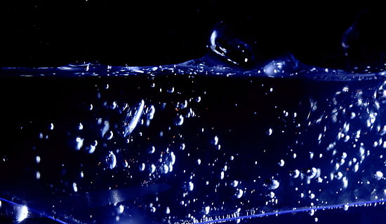 acqua bollente, astratto, modello, macro, nessuno, modello astratto, struttura, design, sfondo, colore vivido, orizzontale, luce, bellissimo, dettaglio, sfondi, fotografia, bicchiere, immagine a colori, messa a fuoco selettiva, avvicinamento, colpi di dettaglio, copia spazio, studio, colori, blu, natura, far cadere, acqua, liquido, bagnato, stella - spazio, notte, illuminato, in casa, movimento, cibo e bevande, bolla, girato in studio, raggiante, rinfresco, freschezza, spruzzi, natura morta, sfondo nero, purezza, 2K, CC0, dominio pubblico, privo di copyright
