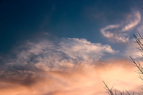 puesta de sol, Dom, nubes, atardecer de sol, cielo, al aire libre, escénico, tranquilo, estratosfera, atmósfera, alto, clima, meteorología, paisaje de nubes, ver, ambiente, naturaleza, nube - cielo, azul, verano, luz del sol, oscuridad, belleza en la naturaleza, scenics, antecedentes, cielo dramático, tranquilidad, paisajes - naturaleza, escena tranquila, vista de ángulo bajo, nadie, idílico, color naranja, planta, silueta, majestuoso, 5K, CC0, dominio público, libre de derechos