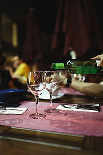 близко, картина, пустой, очки, ресторан, закрыть, Таблица, напиток, вечер, друзья, посуда, обед, стакан, вечеринка, вино, бокал для вина, обеденный, алкоголь, стакан для питья, праздник, салфетка, питание, элегантность, нет людей, ночь, в помещении, крупный план, еда и напитки, отдых, бытовая техника, натюрморт, сосредоточиться на переднем плане, случайные люди, свежесть, стекло - материал, выборочный фокус, лоток, установка, 5K