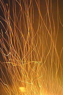 scintilla, fuoco, ustioni, nessuno, notte, movimento, natura, raggiante, colore arancione, movimento sfocato, lunga esposizione, luce - fenomeno naturale, calore - temperatura, illuminato, ardente, sfondi, all'aperto, fotogramma intero, cielo, color oro, pianta, astratto, scintille, sfondo nero, 4K, CC0, dominio pubblico, privo di copyright