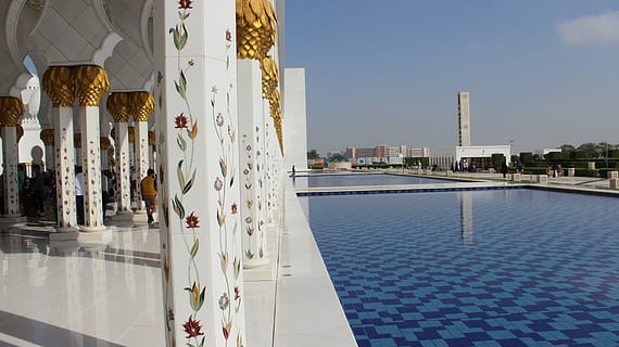 abu dhabi, vae, moskee, architectuur, buitenkant van het gebouw, ingebouwde structuur, gebouw, hemel, water, zwembad, stad, natuur, reflectie, reisbestemmingen, dag, luxe, geen mensen, heldere lucht, rijkdom, buitenshuis, zonlicht, modern, betegelde vloer, 5K, CC0, publiek domein, royaltyvrij