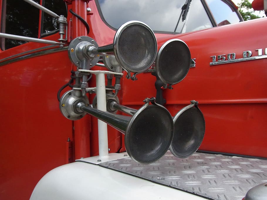 automàtic, oldtimer, foc, senyal, banya, vermell, camió de bombers, metall, vehicle terrestre, manera de transport, transport, cap gent, estil retro, primer pla, comunicació, maquinària, dia, tecnologia, natura morta, cotxe d'època, cotxe, a l'interior, indústria, color plata, roda, 2K