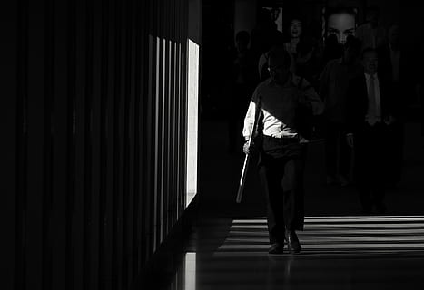 fotografia em tons de cinza, homem, acordando, corredor, foto com pouca luz, caminhando, parede, sombra, luz solar, reflexão, cidade, rua, pessoas reais, comprimento total, uma pessoa, homens, dentro de casa, arquitetura, de pé, estilos de vida, roupa casual, dia, visão traseira, estrutura construída, adulto, atividade de lazer, mulheres, 5K, CC0, domínio público, royalty free