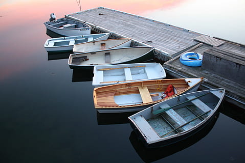 parecchi, Barche, bacino, Sette, battello pneumatico, barca, canottaggio, squillare, gonfiabile, tramonto, Alba, molo, passerella, ponte, mare, oceano, lago, acqua, motoscafo, nave nautica, modo di trasporto, mezzi di trasporto, esterno dell'edificio, architettura, natura, struttura costruita, ormeggiato, cielo, vista dall'alto, riflessione, nessuno, giorno, lungomare, destinazioni di viaggio, all'aperto, galleggia sull'acqua, barca a remi, 2K, CC0, dominio pubblico, privo di copyright