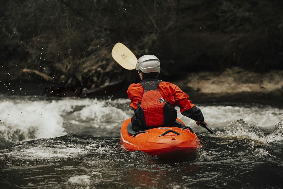 rafting wodny, ciało, mężczyzna, ma na sobie, szary, kajak kajakowy, płynący, strumień, statek morski, woda, wiosło, ruch, jedna osoba, kajak, mężczyźni, sport, kamizelka ratunkowa, kask, Natura, bezpieczeństwo, transport, przygoda, rzeka, kolor pomarańczowy, dzień, trzymać, na dworze, 5K