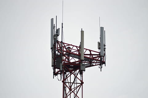 torre, cel·lular, tecnologia, xarxa, mòbil, cel, equip, comunicació, ràdio, telèfon, acer, estructura, sense fils, transmissor, estació, satelital, antena, metall, trànsit, indústria, arquitectura, estructura construïda, cap gent, vista d’angle baix, naturalesa, dia, cel clar, a l'aire lliure, alta - alta, connexió, exterior de l'edifici, comunicacions globals, còpia espai, tecnologia sense fils, 5K, CC0, domini públic, lliure de regalies