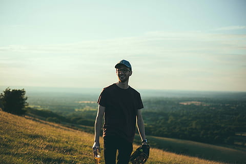 selettivo, fotografia, uomo, in piedi, campo d'erba, campo di erba verde, detenzione, guantone da baseball, tramonto, contento, giocare, estate, tempo libero, sorridente, baseball, furbacchione, Downs del sud, Sussex, vista, faro scovolino, cappello, camminare, una persona, attività di svago, persone reali, cielo, vista frontale, paesaggio, stili di vita, ambiente, natura, bellezza nella natura, campo, abbigliamento casual, giovane adulto, tre quarti, terra, giorno, scenics - natura, scena tranquilla, all'aperto, 5K, CC0, dominio pubblico, privo di copyright