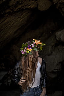 Frau, Stehen, dunkel, Bereich, schwarz, Leder Bikerjacke, Gelb, Hibiskusblüte Kopfschmuck, grau, Herstellung, Post, tagsüber, Frau in Schwarz, Leder, Biker-Jacke, gelber Hibiskus, Blume, Kopfschmuck, Menschen, Natur, draußen, Frauen, eine Person, junger Erwachsener, Schönheit, Liebe, kaukasischer Abstammung, wunderschönen, lange Haare, Blumen tragen, nur Frauen, nur für Erwachsene, blühende Pflanze, Pflanze, echte Menschen, Freizeitbeschäftigung, Lebensstile, Haar, Fokus auf den Vordergrund, Frisur, Taille hoch, Vorderansicht, Tag, Blütenkopf, verdecktes Gesicht, 5K, CC0, gemeinfrei, lizenzfrei