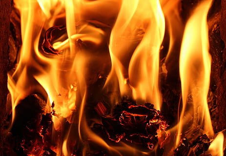 foto ravvicinata, fuoco, fiamme, caldo, calore, camino, energia, luce, bruciare, focolare, ardente, fuoco - fenomeno naturale, fiamma, calore - temperatura, colore arancione, nessuno, legno - materiale, natura, cartello, avvicinamento, sfondi, segnale di pericolo, comunicazione, rosso, ceppo, legna, raggiante, campeggio, sfondo nero, inferno, falò, astratto, fuoco di bivacco, 2K, CC0, dominio pubblico, privo di copyright