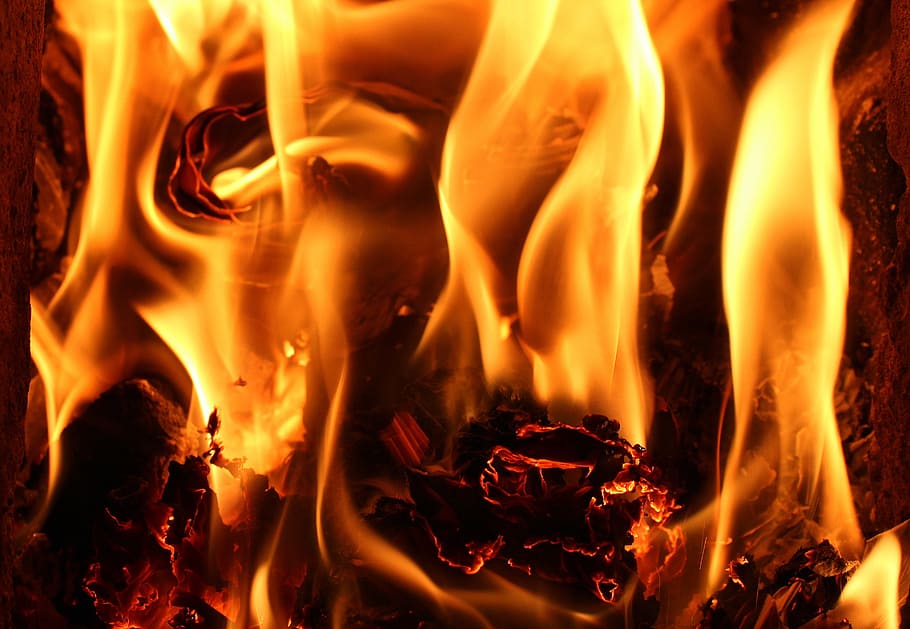 foto ravvicinata, fuoco, fiamme, caldo, calore, camino, energia, luce, bruciare, focolare, ardente, fuoco - fenomeno naturale, fiamma, calore - temperatura, colore arancione, nessuno, legno - materiale, natura, cartello, avvicinamento, sfondi, segnale di pericolo, comunicazione, rosso, ceppo, legna, raggiante, campeggio, sfondo nero, inferno, falò, astratto, fuoco di bivacco, 2K