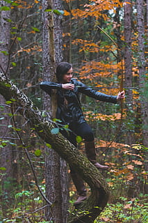Frau, schwarz, Jacke, halten, Langbogen, zusammengesetzt, Bogen, Wald, Baum, Blatt, fallen, Modell-, Mädchen, Pflanze, eine Person, Land, echte Menschen, Freizeitbeschäftigung, Lebensstile, Baumstamm, Tag, Natur, Kofferraum, junger Erwachsener, Waffe, Wachstum, draußen, Erwachsene, Jäger, 5K, CC0, gemeinfrei, lizenzfrei