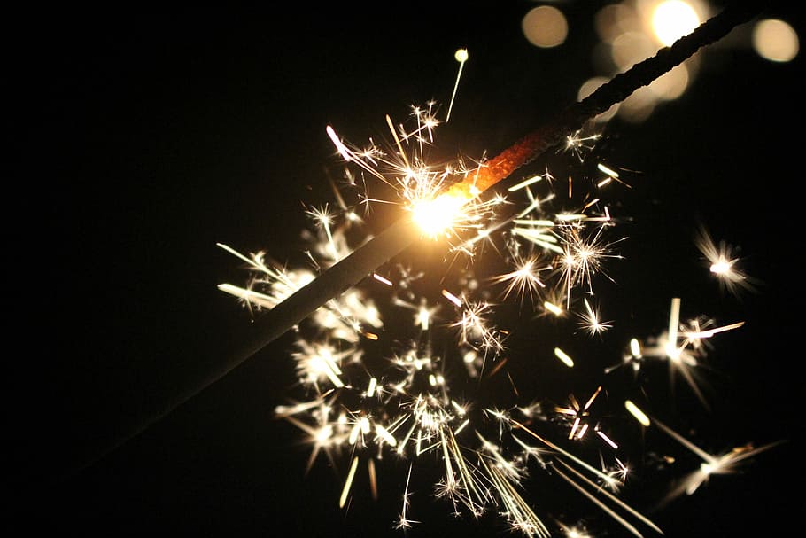 primer pla, fotografia, espurna, fotografia de lapse de temps, petard, focs artificials, llum, nit, fosc, groc, vermell, foguera, brillant, taronja, més lleuger, foc, sparkler, cultura i entreteniment artístic, celebració, il·luminat, esdeveniment, moviment, explosió, cap gent, exhibició de focs artificials, moviment borrós, fons negre, cremant, focs artificials - objecte fet per l'home, naturalesa, espurnes, menjar, cap d'any, 5K