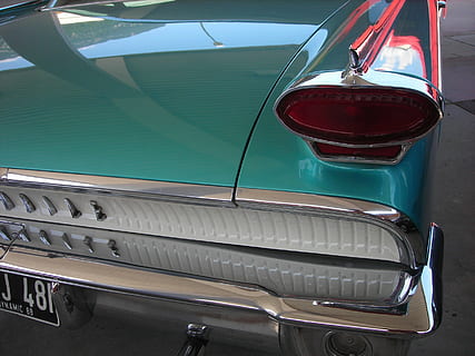 vecchi tempi, luce posteriore, tronco, auto, paraurti, veicolo terrestre, mezzi di trasporto, macchina vintage, classico, in stile retrò, cromo, vecchio stile, motore, lusso, auto da collezione, metallo, nessuno, modo di trasporto, in casa, rosso, vista dall'alto, giorno, avvicinamento, ringhiera, natura morta, vetro - materiale, cibo e bevande, natura, veicolo a motore, acciaio, architettura, color argento, 2K, CC0, dominio pubblico, privo di copyright