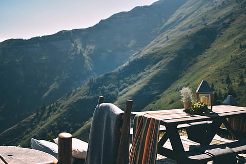 braun, Picknicktisch, Berg, hölzern, Tischpflanze, Fronting, Grün, rustikal, Kabine, Tabelle, Frieden, Luxus, Stuhl, Natur, Sitz, Gebirge, Schönheit in der Natur, Tag, ruhige Szene, Ruhe, Sonnenlicht, Pflanze, Holz - Material, Szenen - Natur, keine Leute, Abwesenheit, Essen und Trinken, draußen, Nicht-städtische Szene, Getränk, Glas, 5K, CC0, gemeinfrei, lizenzfrei