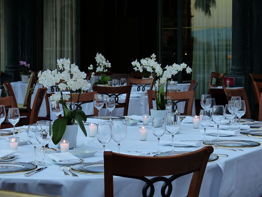 bianca, centrotavola orchidea, tavolo, tavola, copertina, cena, romantico, celebrazione, posate, bicchieri, mangiare, ristorante, Locanda, sala da pranzo, fiore, pianta fiorita, ambientazione, sedia, bicchiere di vino, preparativi, posto a sedere, attività commerciale, mobilia, bicchiere, pianta, nessuno, tovaglia, tavolo da pranzo, vaso, natura, vetro - materiale, all'aperto, ordine, composizione floreale, 4K