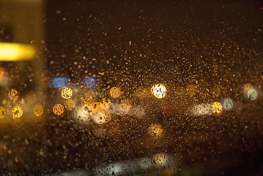 gocce d'acqua, vetri della finestra, messa a fuoco della fotografia dell'obiettivo, finestra, bicchieri, messo a fuoco, lente, fotografia, notte, luci, bokeh, pioggia, gocce, goccioline, illuminato, far cadere, bagnato, nessuno, giallo, acqua, vetro - materiale, trasparente, fotogramma intero, sfondi, avvicinamento, in casa, bicchiere, goccia di pioggia, stagione piovosa, natura, 5K