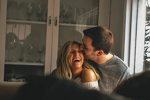 las risitas, hombre, besado, mujer, cara, frente, mostrador, dos personas, unión, pareja - relación, pareja heterosexual, amor, emoción, emoción positiva, adulto, adentro, vida domestica, hombres, cuarto doméstico, estilos de vida, felicidad, adulto joven, interior de la casa, mujer joven, pareja joven, 1080P, CC0, dominio público, libre de derechos