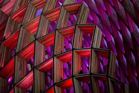 minimalista, fotografia, marró, porpra, superfície del cub, primer pla, foto, fusta, rack d'acordió, rosa, vermell, estructura, edifici, arquitectura, marc complet, fons, multicolor, patró, cap gent, a l'interior, vista d’angle baix, disseny, repetició, estructura construïda, sostre, forma, art i artesania, decoració, forma geomètrica, funció de construcció de parets, dia, arquitectura i art, 4K, CC0, domini públic, lliure de regalies