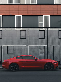 rojo, Ford Mustang Coupé, estacionado, junto a, edificio, foto, cupé, coche, modelo, calle, fotografía callejera, mustango, vehículo, paisaje urbano, ciudad, gris, blanco, negro, líneas, 35mm, canon, modo de transporte, Vehículo de motor, transporte, arquitectura, estructura construida, vehículo terrestre, exterior del edificio, día, nadie, al aire libre, material de vidrio, estacionario, firmar, accidentes y desastres, naturaleza, garaje, 4K, CC0, dominio público, libre de derechos