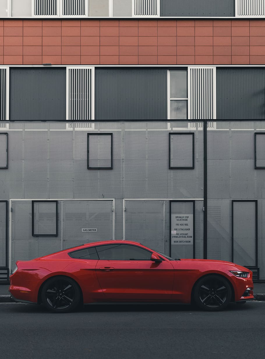vermelho, ford mustang coupe, estacionado, ao lado, construção, foto, coupe, carro, padronizar, rua, fotografia de rua, mustang, veículo, paisagem urbana, cidade, cinzento, branco, Preto, linhas, 35 mm, cânone, modo de transporte, veículo motorizado, transporte, arquitetura, estrutura construída, veículo terrestre, exterior do edifício, dia, ninguém, ao ar livre, vidro - material, estacionário, placa, acidentes e desastres, natureza, garagem, 4K