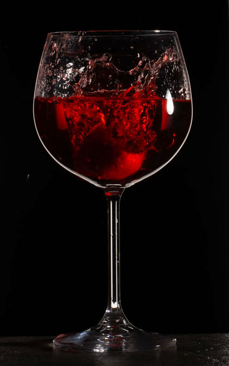 klar, langstængt vin glas, rød, væske, plaske, vin, drikke, glas, vinglas, sprøjt, dråbe, bevægelse, mad, alkohol, rødvin, drikkeglas, forfriskning, sort baggrund, mad og drikke, studio skud, husholdningsudstyr, indendørs, ingen mennesker, stilleben, tæt på, 1080P