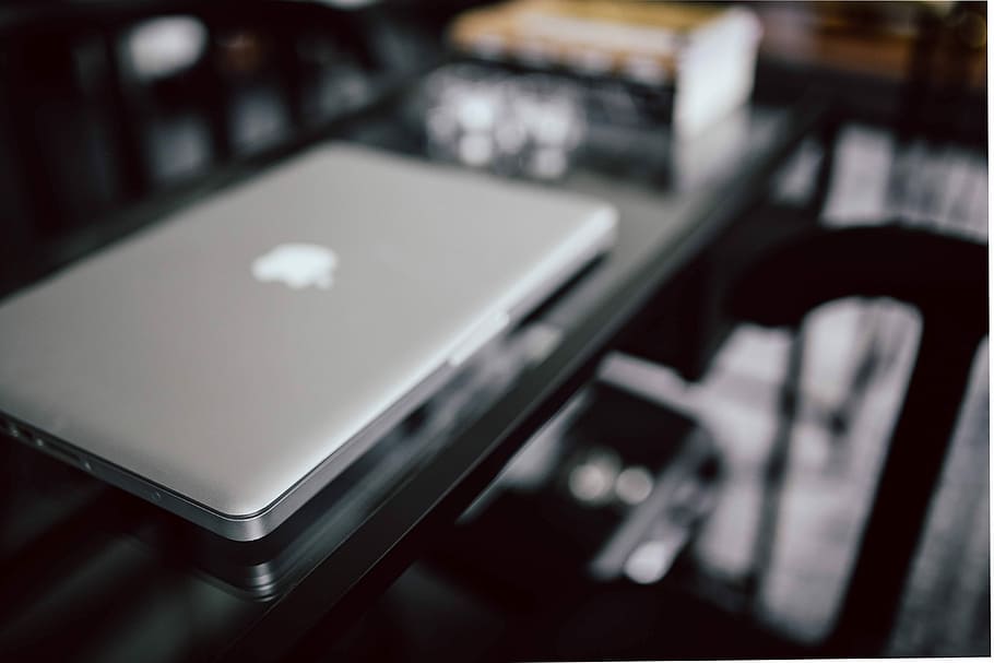 organitzat, escriptori, portàtil, revistes, interior, oficina, espai de treball, lloc de treball, MacBook, treballar, revista, fosc, tecnologia, taula, ordinador, cafeteria, a l'interior, cap gent, equipament, negocis, centrar-se en primer pla, primer pla, dia, enfocament selectiu, esport, activitat d'oci, relaxació, reflexió, menjar i beguda, absència, tecnologia sense fils, pantalla, connexió, cadira, consumisme, 4K