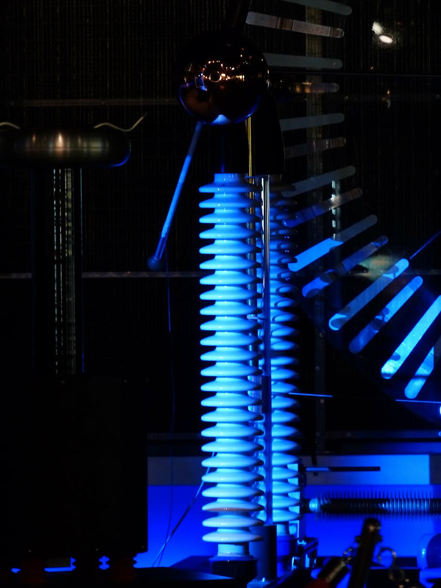 aïllant, electricitat, experimentar, física experimental, blau, recerca, ciència, museu, museu de la tecnologia, influenzmaschine, inductor, tecnologia, nit, il·luminat, equips d’il·luminació, cultura i entreteniment artístic, música, brillant, modern, arquitectura, exterior de l'edifici, cap gent, negocis, llum - fenomen natural, comunicació, estructura construïda, vida nocturna, connexió, llum, 4K