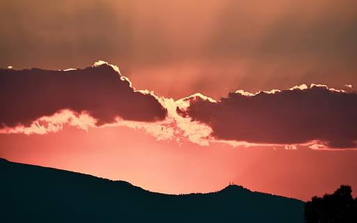 foto de silueta, montaña, dorado, hora, luz del sol, a través de, dos, gris, nubes, puesta de sol, cielo, nube, cordillera, silueta, negro, rojo, rayo, contraste, amanecer, Altzomoni, horizonte, fotografía de naturaleza, belleza en la naturaleza, nube - cielo, cielo dramático, naturaleza, paisajes - naturaleza, ambiente, paisaje, nadie, idílico, tranquilidad, temor, majestuoso, al aire libre, pico de la montaña, poder en la naturaleza, 5K, CC0, dominio público, libre de derechos