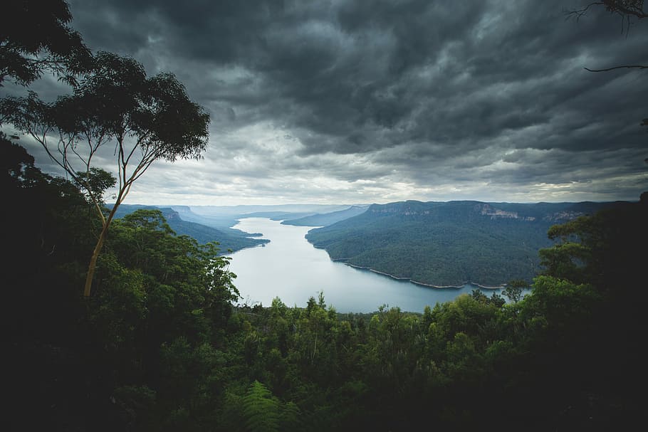 lago, circondare, montagne, nuvole di nimbo, corpo, acqua, Due, masse terrestri, nube, albero, fiume, montagna, tempo metereologico, foresta, cielo, verdura, nuvoloso, paesaggio, verde, natura, radura, pianta, nuvola - cielo, bellezza nella natura, scenics - natura, la tranquillità, scena tranquilla, crescita, scena non urbana, nessuno, ambiente, terra, giorno, colore verde, idilliaco, all'aperto, 5K