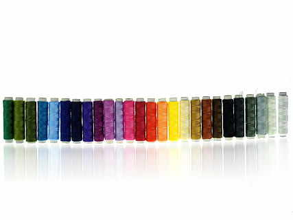 lotto di spool di colori assortiti, bianca, superficie, filato, filo, cucire, rocchetto di filo, colorato, filo per cucire, merceria, moda, design, bobina, ruolo, Handarbeit, schneider, mestiere, nähutensilien, accessori per il cucito, kit da cucito, fadenrollen, sartoria, creativo, multicolore, rosso, colori, variazione, scelta, fianco a fianco, natura morta, sfondo bianco, in casa, di fila, girato in studio, nessuno, preparativi, grande gruppo di oggetti, arte e artigianato, copia spazio, collezione, ordine, avvicinamento, creatività, strumento di scrittura, riflessione, varietà, 4K, CC0, dominio pubblico, privo di copyright