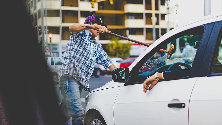 neteja d'home, blanc, vehicle, parabrisa, feina, intersecció, trànsit, treballador, urbà, ciutat, hussle, treball, rentat, conduir, cotxe, manera de transport, automòbil, transport, homes, adult, de peu, roba casual, dia, vehicle terrestre, mascles, gent, dues persones, arquitectura, estils de vida, dones, exterior de l'edifici, a l'aire lliure, celebració, 5K