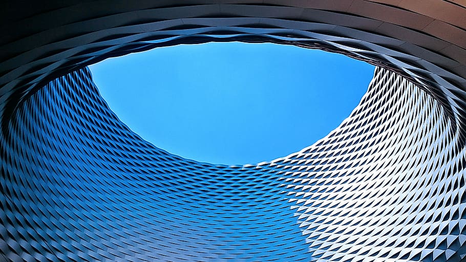 lav, vinkel billede, bygning, orm-øje, se fotografering, rund, beton, arkitektur, mønster, struktur, blå, himmel, bygget struktur, abstrakt, geometrisk form, direkte under, by, bygning udvendig, moderne, stål, ingen mennesker, legering, cirkel, metal, lav vinkel visning, natur, industri, skyfri himmel, kontorbygning udvendig, skyskraber, bygning funktion, 2K
