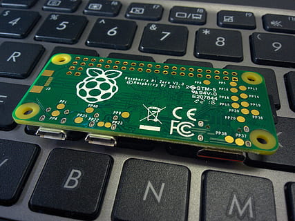 Himbeer-Pi, Null, Linux, Tafel, Himbeer-pi, Null, Computer, Komponente, Prozessor, Mikroschaltung, Chip, ultraklein, Technologie, Leiterplatte, Computerchip, Elektronik-Industrie, Komplexität, Kommunikation, Computerausrüstung, kabellose Technologie, Computerteil, Verbindung, Laptop, Computer Tastatur, Tastatur, Computernetzwerk, Internet, Nahansicht, keine Leute, Finanzen, grüne Farbe, Computerschlüssel, Ausrüstung, 2K, CC0, gemeinfrei, lizenzfrei