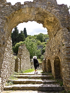 cale, Intrare, pași, arc, arcadă, alee, cărare, vechi, Mystras, arhitectură, vechea ruină, material de piatră, istorie, loc faimos, în aer liber, oameni, trecutul, construită, călătorie, ruinat, culturi, turism, turist, Europa, destinații de călătorie, arheologie, o persoana, adult, lungime totală, zi, oameni adevărați, stiluri de viață, Activitatea de agrement, exteriorul clădirii, natură, calea de urmat, vedere din spate, femei, civilizatie antica, perete de piatra, 4K, CC0, domeniu public, fără drepturi de autor