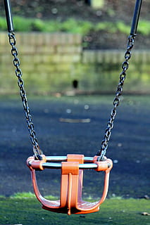 Wasser, Gras, Park, draußen, Kette, Nahansicht, leeren, hängend, Eisen, Spielplatz, Swing, Tag, Fokus auf den Vordergrund, Kindheit, Metall, Natur, Outdoor-Spielgeräte, Park - menschgemachter Raum, Abwesenheit, Seil, Freizeitbeschäftigung, 5K, CC0, gemeinfrei, lizenzfrei