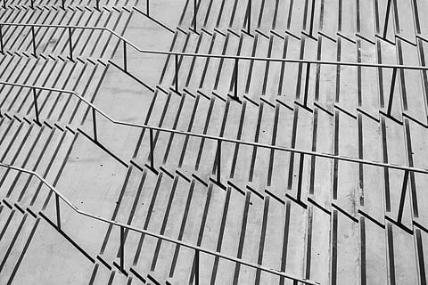 patroon, symmetrie, wit, lijn, geometrie, meetkundig, ontwerp, vorm, pad, in overeenstemming zijn, lineair, achtergronden, volledig kader, geen mensen, dag, hoge hoekmening, herhaling, geometrische vorm, getextureerde, buitenshuis, in een rij, zonlicht, detailopname, metaal, zigzag, architectuur, ingebouwde structuur, abstract, 1080P, CC0, publiek domein, royaltyvrij