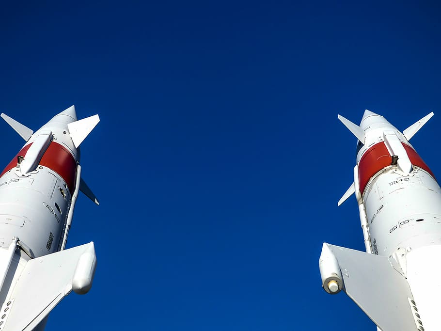 coet, arma, cel, exèrcit, militar, poder, vehicle aeri, avió, manera de transport, transport, blau, cel clar, naturalesa, volant, dia, ala dels avions, cap gent, viatjar, vista d’angle baix, Color blanc, indústria aeroespacial, còpia espai, en moviment, a l'aire lliure, moviment, pilotatge, 4K