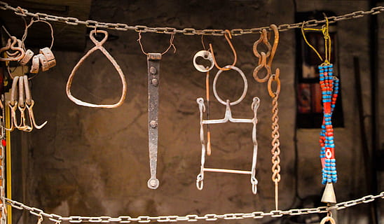 vecchio, fabbro ferraio, hardware, corda, sospeso, architettura, concentrarsi sulle conoscenze acquisite, nessuno, arte e artigianato, storia, mestiere, il passato, giorno, all'aperto, avvicinamento, metallo, religione, legno - materiale, credenza, collana, 2K, CC0, dominio pubblico, privo di copyright