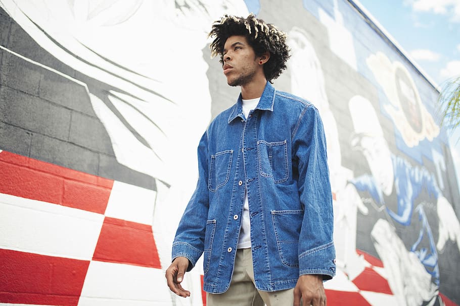 home, de peu, al costat, negre, vermell, blanc, pintat, paret, durant el dia, jaqueta, denim, afro, retrat, mirant cap a fora, una persona, home jove, roba casual, arquitectura, adult jove, vista frontal, tèxtil, mirant, adult, dia, moda, tres quarts de longitud, jaqueta vaquera, gent maca, texans, contemplació, 8K