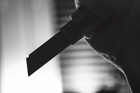 Person, halten, Allzweckmesser, Messer, Cutter, Scharf, Klinge, Werkzeug, Ausrüstung, Schnitt, Utensil, Griff, Instrument, stehlen, einziehbar, Rasierer, Präzision, Nützlichkeit, Hand, Kriminalität, Waffe, Messer - Waffe, eine Person, Zeichen, Nahansicht, Fokus auf den Vordergrund, drinnen, menschliches Körperteil, Warnschild, Kommunikation, Gewalt, Grusel, Angst, Aggression, Gewehr, menschliche Hand, soziale Themen, menschliches Glied, 4K