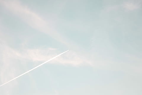 luftstrøm om dagen, himlen om dagen, himmel, Jet, fly, Sky, blå, sky - himmel, dampspor, lav vinkel visning, ingen mennesker, skønhed i naturen, natur, transportmidler, dag, luftfartøj, udendørs, baggrunde, scenics - natur, flyvende, ro, transportform, rolig scene, meteorologi, 5K, CC0, offentligt domæne, royaltyfrie