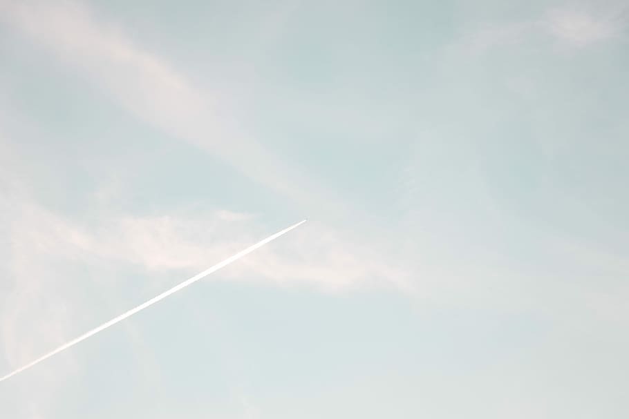 luftstrøm om dagen, himlen om dagen, himmel, Jet, fly, Sky, blå, sky - himmel, dampspor, lav vinkel visning, ingen mennesker, skønhed i naturen, natur, transportmidler, dag, luftfartøj, udendørs, baggrunde, scenics - natur, flyvende, ro, transportform, rolig scene, meteorologi, 5K