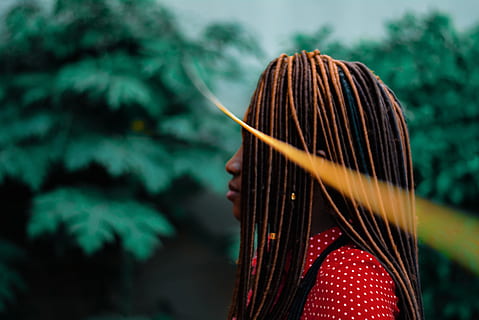 superficiale, messa a fuoco, donna, dreadlocks, giorno, di fronte, lato destro, albero, messa a fuoco superficiale, fotografia, donna in rosso, polka rossa, pois, abbottonare, camicia, donne, all'aperto, una persona, natura, femmine, persone, bellezza, concentrarsi sulle conoscenze acquisite, solo una donna, solo donne, adulto, capelli, acconciatura, colpo alla testa, capelli lunghi, parte del corpo umano, parte del corpo, Capello umano, pianta, attività di svago, ritratto, stili di vita, avvicinamento, volto umano, volto oscurato, 2K, CC0, dominio pubblico, privo di copyright