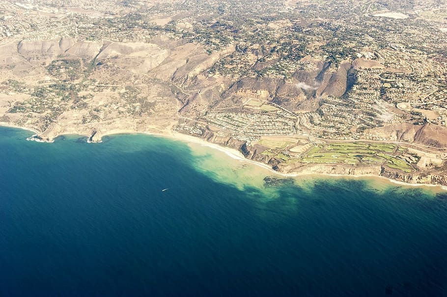 Overhead, Aussicht, klar, Blau, Wasser, Strand, Boot, Golfplatz, Wüste, heiß, Hügel, Antenne, Szenen - Natur, Land, Schönheit in der Natur, Natur, Meer, Luftaufnahme, Landschaft, Nicht-städtische Szene, Tag, Umgebung, keine Leute, draußen, Ruhe, Berg, High Angle View, Geologie, Reiseziele, türkisfarben, Kraft in der Natur, 720P