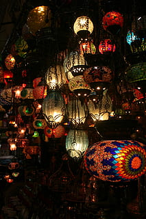 licht, bazaar, donker, grote bazaar, opknoping, viering, variatie, verlicht, nacht, binnenshuis, decoratie, verlichtingsapparatuur, multi gekleurd, lantaarn, geen mensen, vakantie, Kerstmis, kerst decoratie, keuze, overvloed, kerst versiering, grote groep objecten, elektriciteit, elektrische lamp, 1080P, CC0, publiek domein, royaltyvrij
